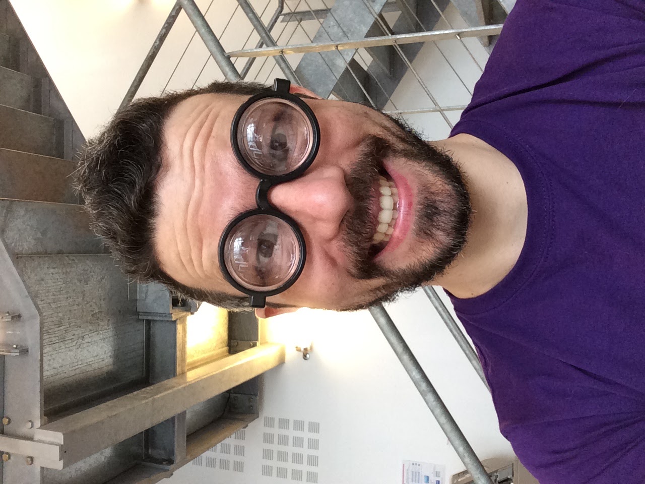 Moi avec des grosse lunettes avec des verre super épais