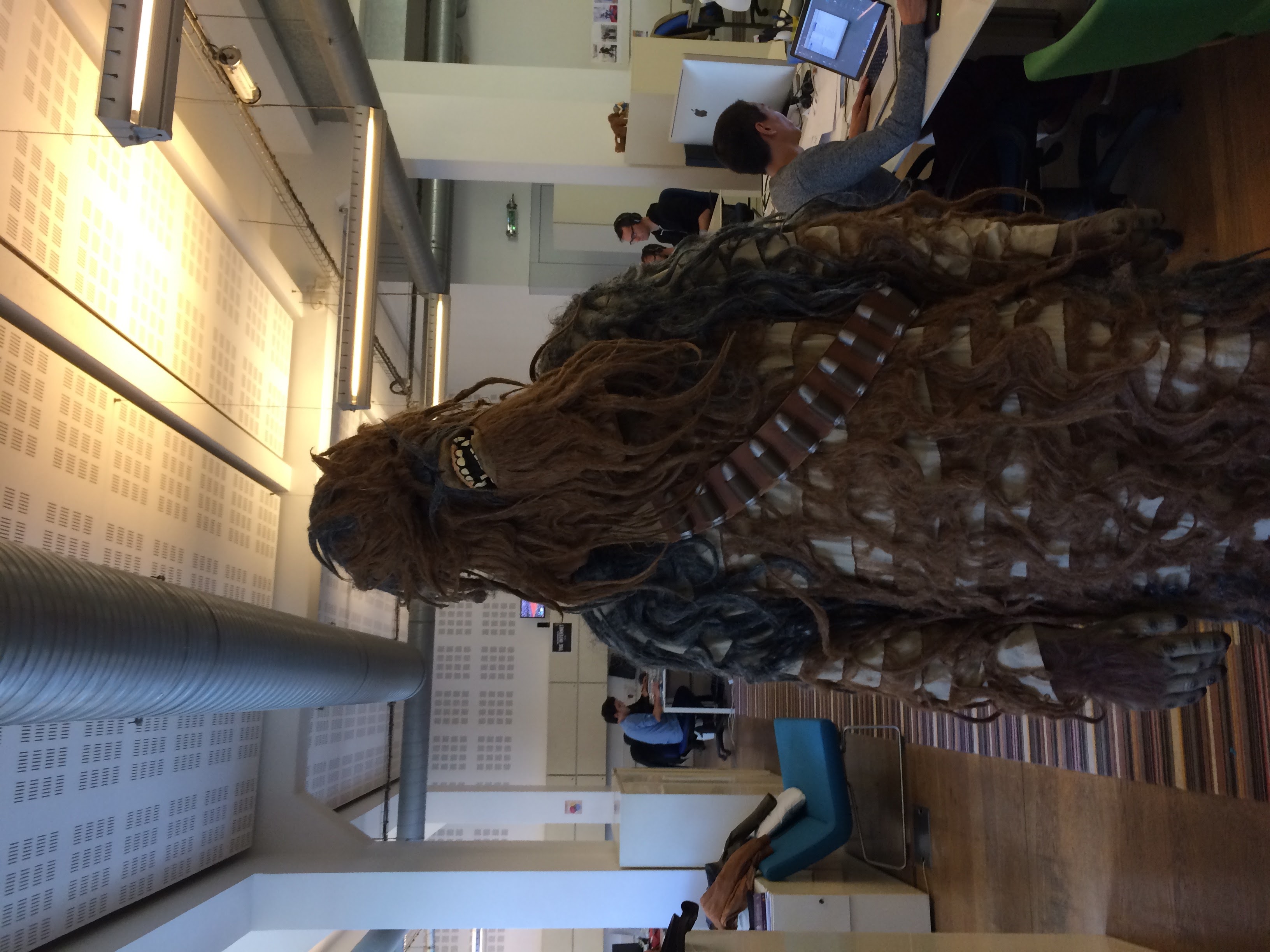 Le deguisement de Chewbacca, au centre de l'open space