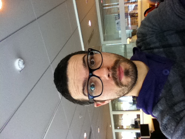 Nicola en premier plan dans l'opens pace de l'agence Marcel World Wide