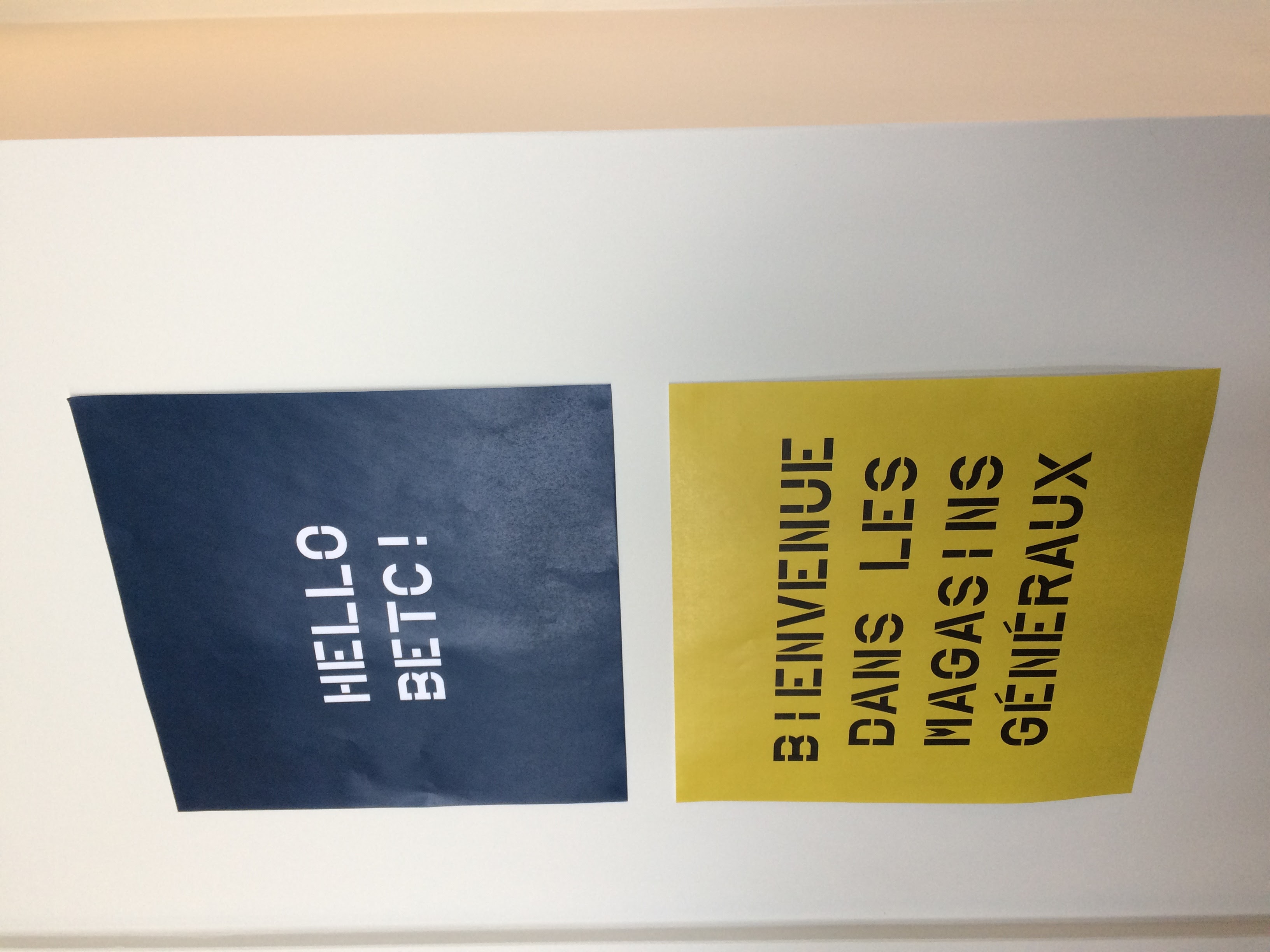 2 affiches avec écrit Hello BETC, bienvenue dans les Magasins Généraux