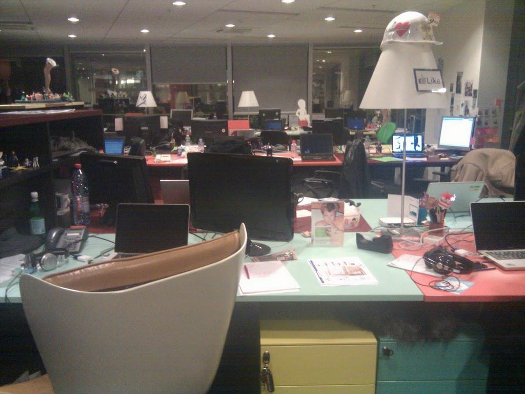 L'open space de l'agence Marcel World Wide où Nicola travaillait, rempli d'ordinateurs et d'écrans